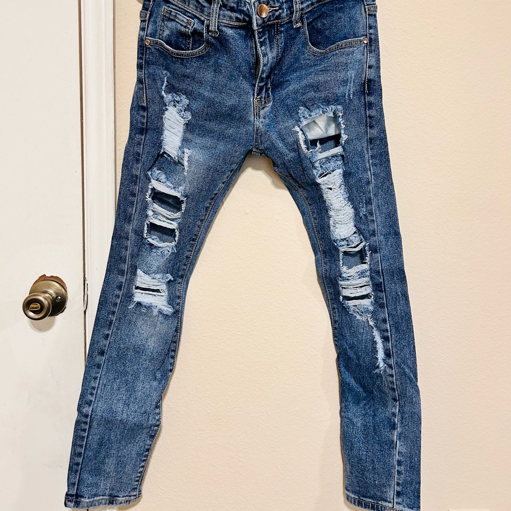 Essential ripped jean. Like new.